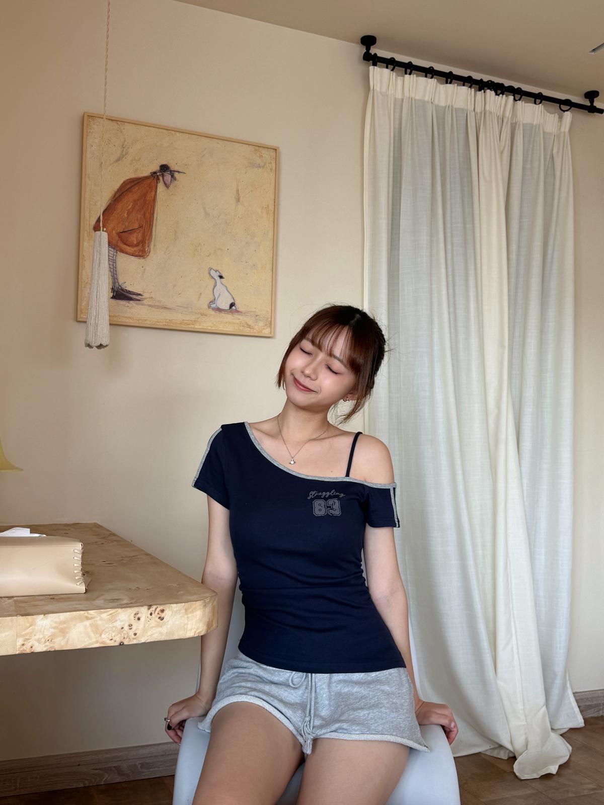 #MD73 83 Off-shoulder Crop Top