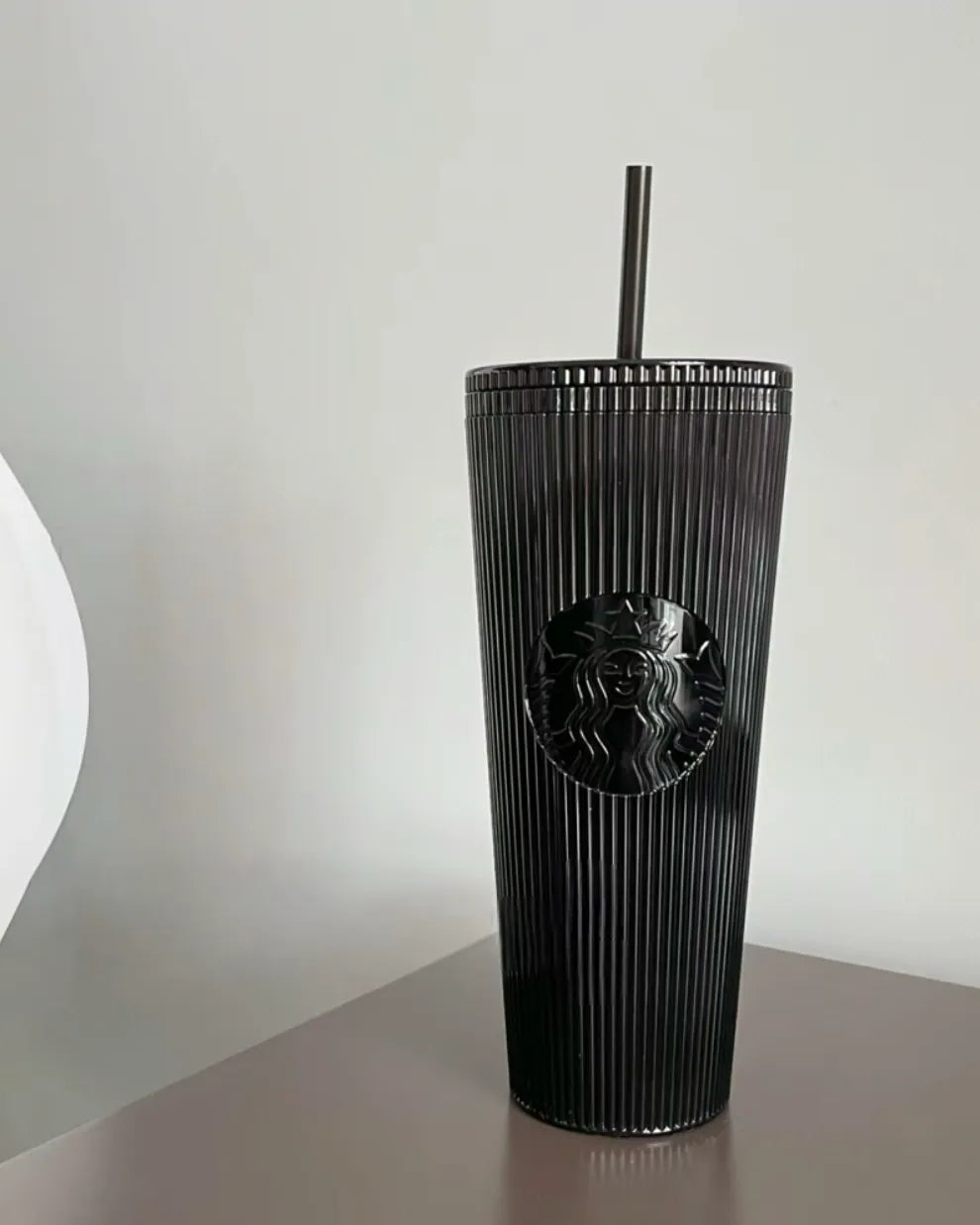 Starbucks 全黑直坑紋飲筒杯 710ML