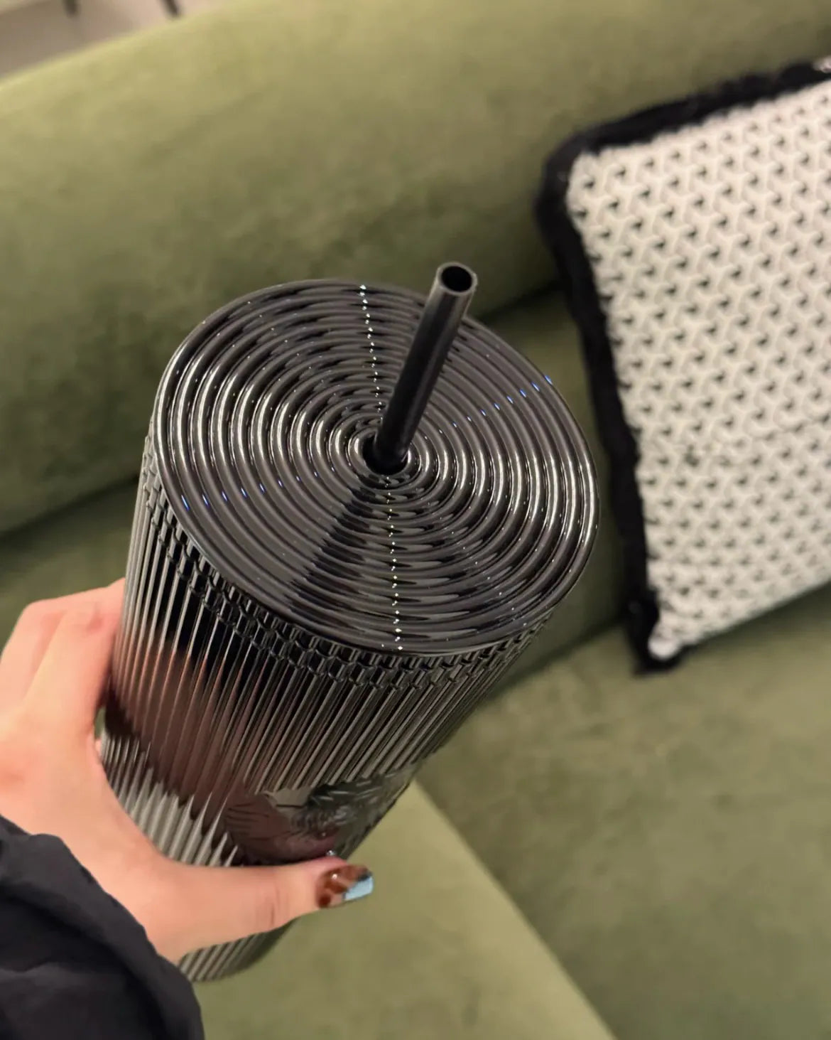 Starbucks 全黑直坑紋飲筒杯 710ML