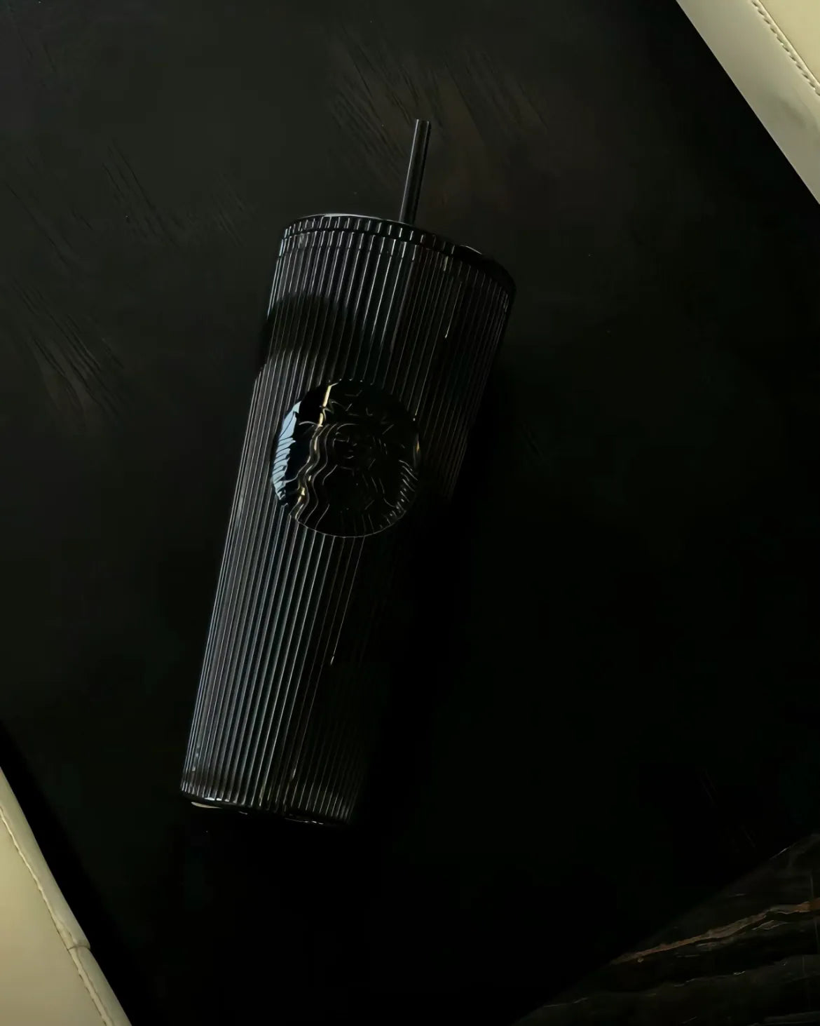 Starbucks 全黑直坑紋飲筒杯 710ML