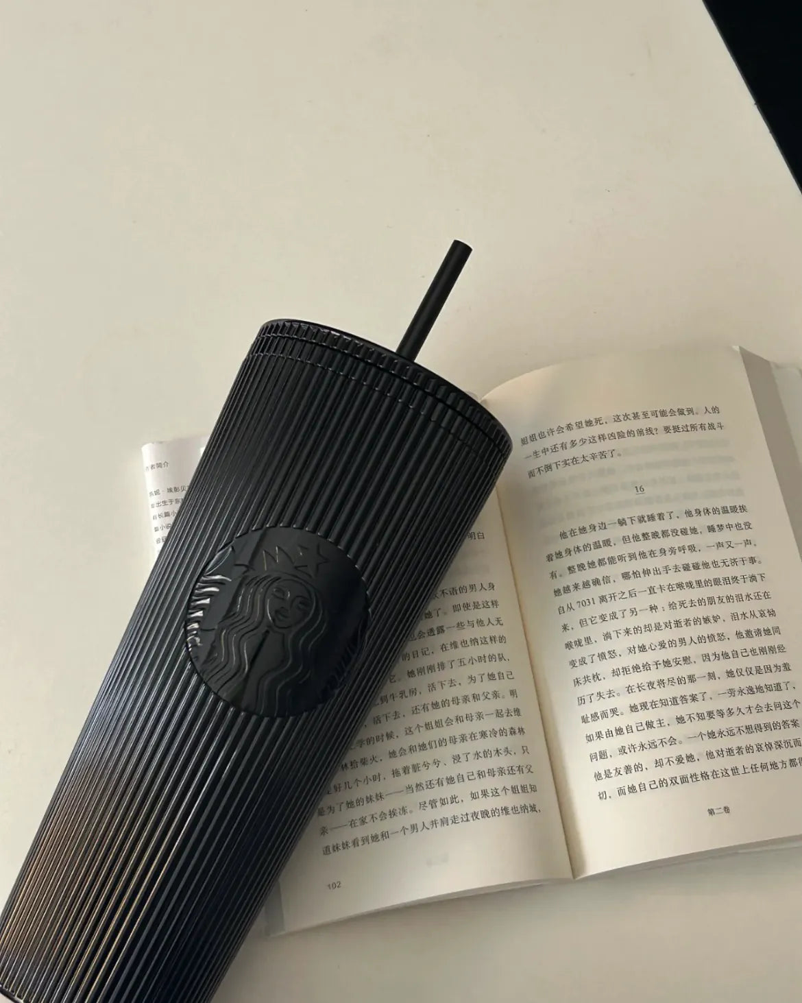 Starbucks 全黑直坑紋飲筒杯 710ML
