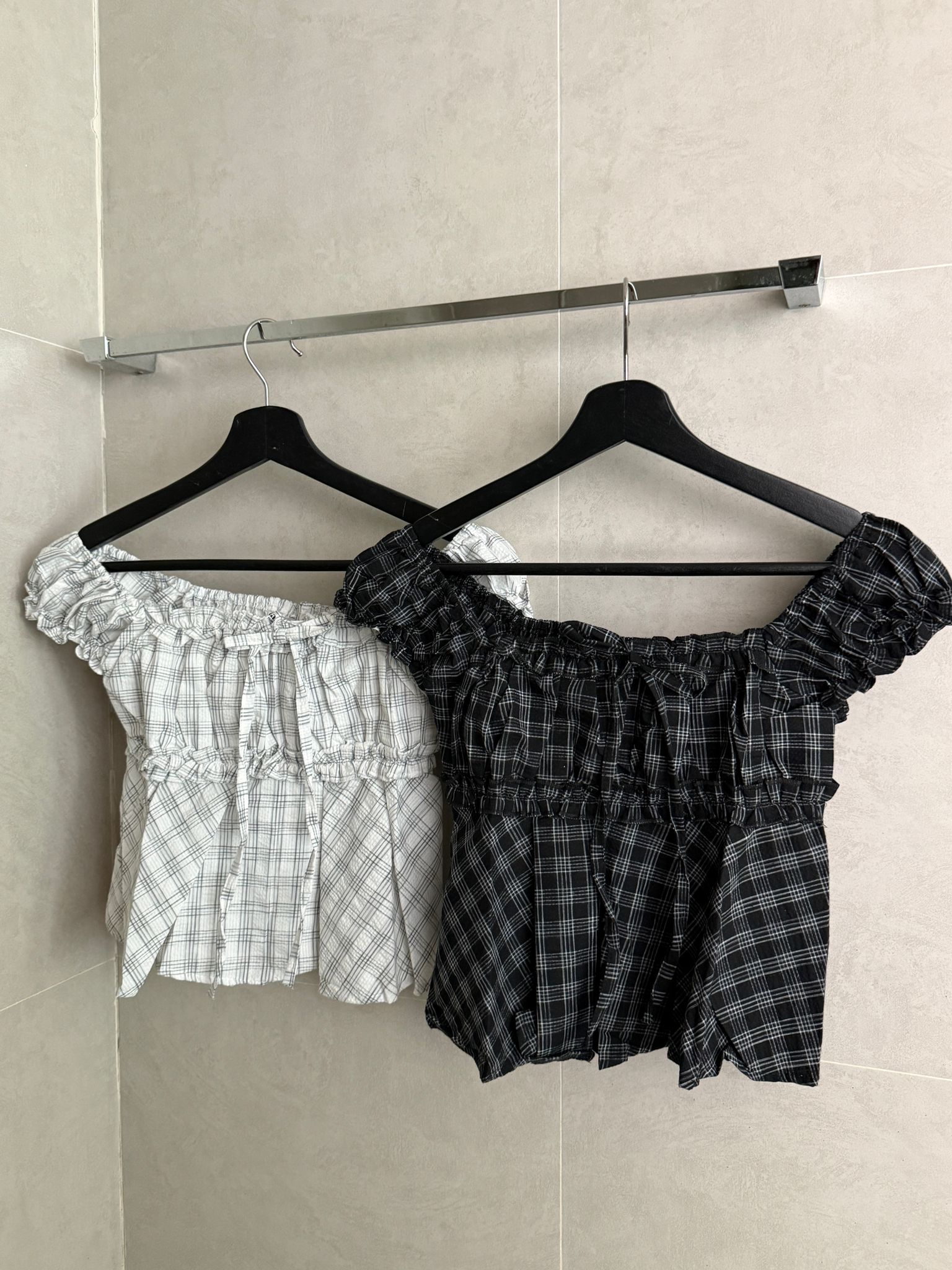 #THMG11 Off-shoulder check Top