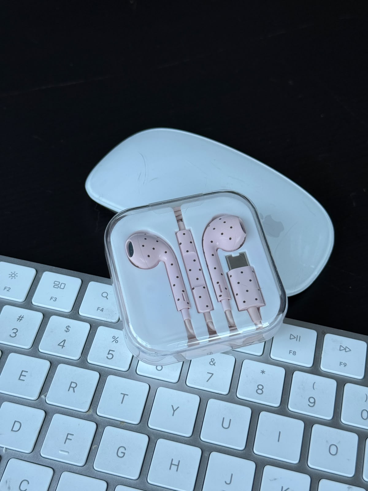 #IS218 Polka Dot Earphones