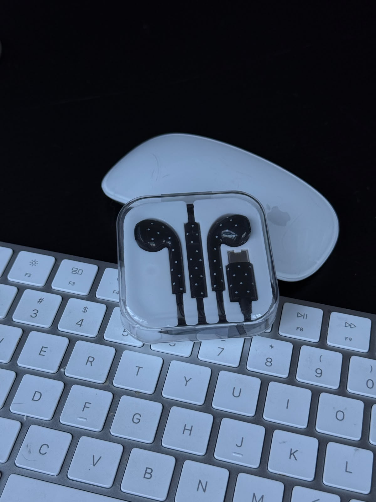 #IS218 Polka Dot Earphones