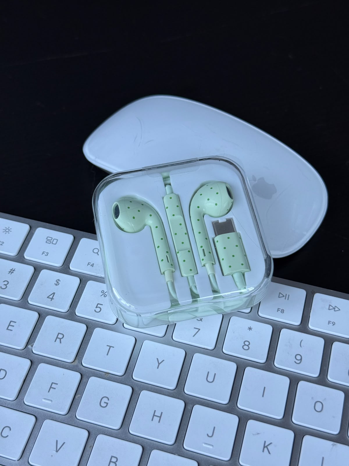 #IS218 Polka Dot Earphones